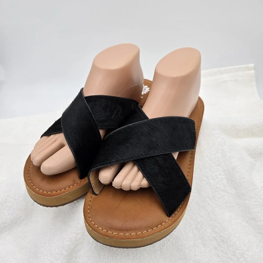 Yellow Box Womens Size 11 Criss Cross Black Cowhide Fur Flat Slip On Sandals - Picture 2 of 12